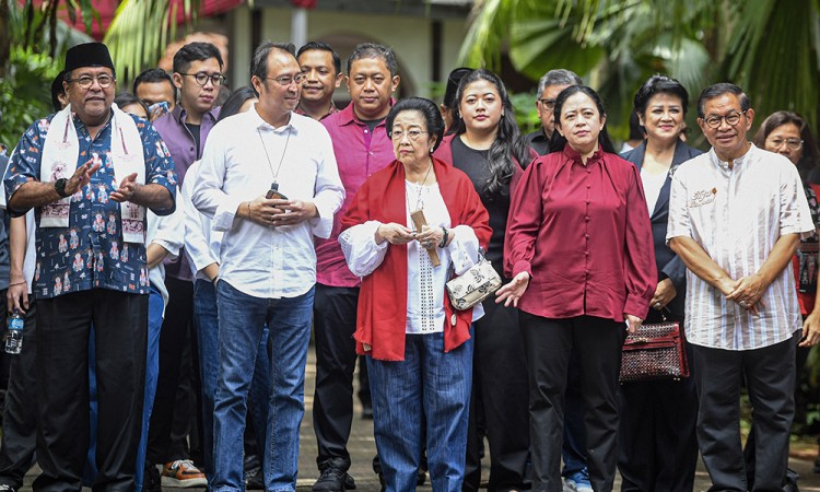 Megawati Soekarnoputri Bersama Keluarga Gunakan Hak Pilihnya