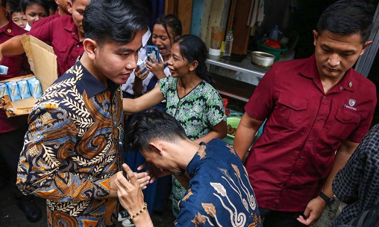 Wakil Presiden Gibran Rakabuming Raka Tinjau Pengungsi Banjir di Kampung Melayu