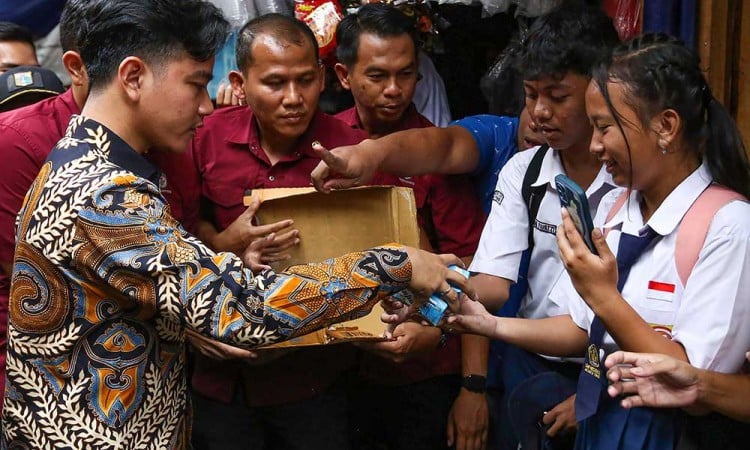 Wakil Presiden Gibran Rakabuming Raka Tinjau Pengungsi Banjir di Kampung Melayu