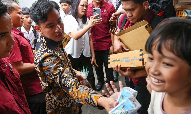 Wakil Presiden Gibran Rakabuming Raka Tinjau Pengungsi Banjir di Kampung Melayu