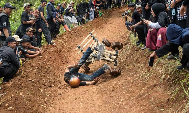 Keseruan Permainan Tradisional Kadaplak di Bandung