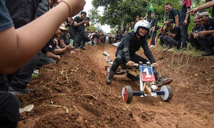 Keseruan Permainan Tradisional Kadaplak di Bandung