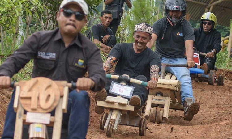 Keseruan Permainan Tradisional Kadaplak di Bandung