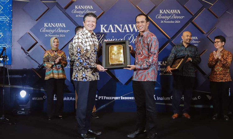 MIND ID Berikan Token Apresiasi Kepada UOB indonesia Selaku Joint Coordinator Bersama SMBC