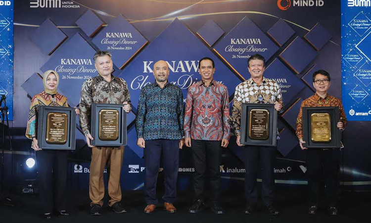 MIND ID Berikan Token Apresiasi Kepada UOB indonesia Selaku Joint Coordinator Bersama SMBC