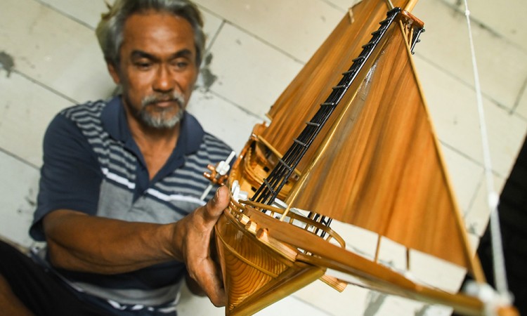 Kerajinan Miniatur Kapal Pinisi