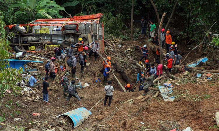 Pencarian Korban Bencana Longsor di Sukabumi