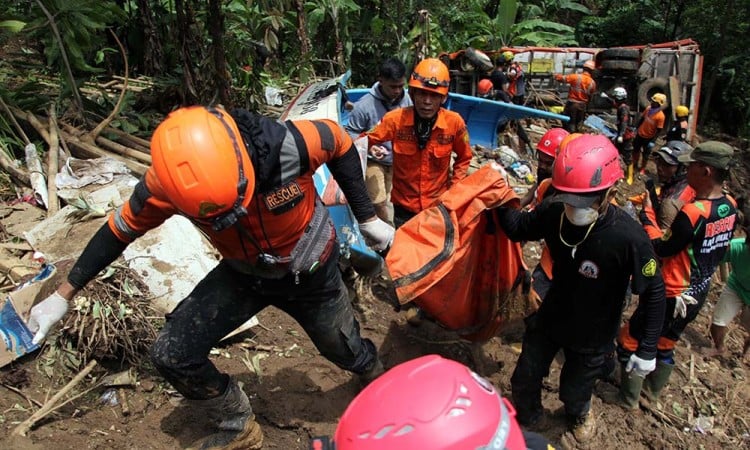 Pencarian Korban Bencana Longsor di Sukabumi