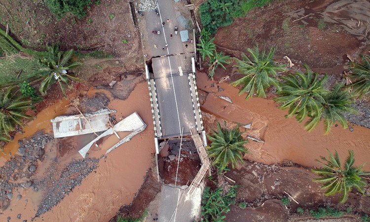 Jembatan Akses Wisata Menuju Geopark Ciletuh Terputus