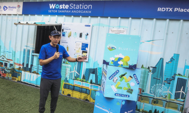 Lari Santai Sambil Mengumpulkan Sampah