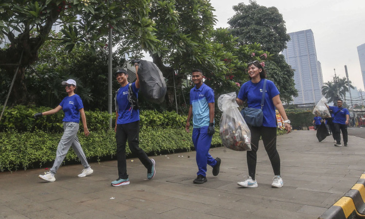 Lari Santai Sambil Mengumpulkan Sampah