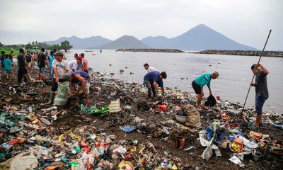 Aksi Bersih-Bersih Sampah Kiriman di Bibir Pantai Sasa, Maluku Utara