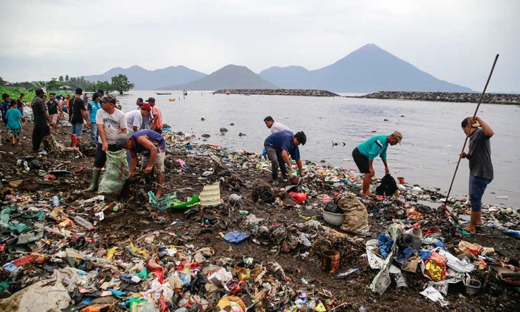 Aksi Bersih-Bersih Sampah Kiriman di Bibir Pantai Sasa, Maluku Utara