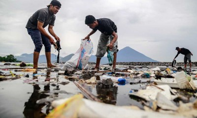 Aksi Bersih-Bersih Sampah Kiriman di Bibir Pantai Sasa, Maluku Utara