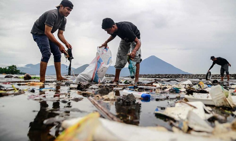 Aksi Bersih-Bersih Sampah Kiriman di Bibir Pantai Sasa, Maluku Utara