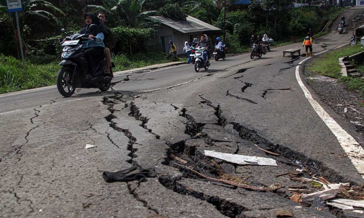 Pergerakan Tanah di Sukabumi Akibatkan Kerusakan di Sejumlah Jalan