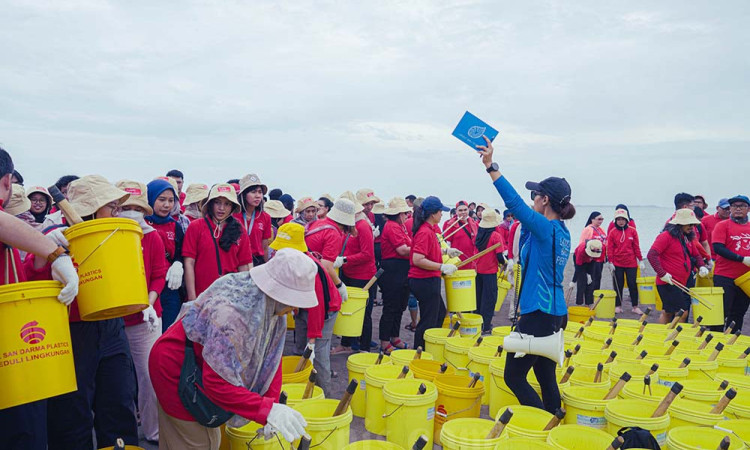 Prudential Indonesia Gelar Aksi Bersih-Bersih Pantai