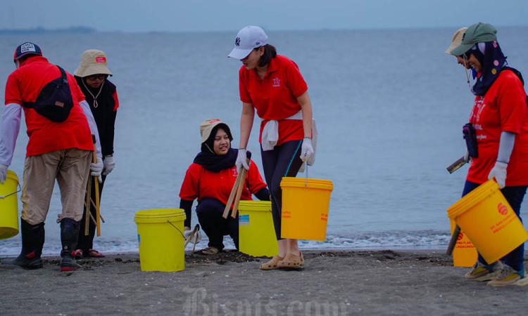 Prudential Indonesia Gelar Aksi Bersih-Bersih Pantai