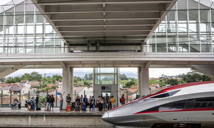 Peningkatan Penumpang Kereta Cepat Whoosh