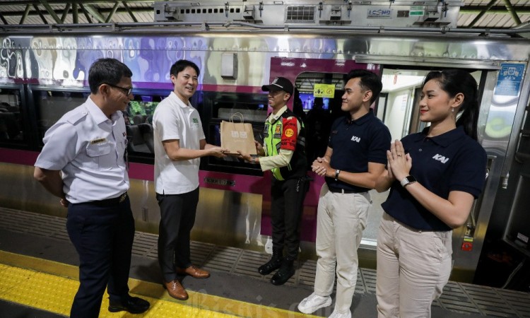UNIQLO Donasi Pakaian Untuk Petugas KAI Sebagai Inisiatif Global