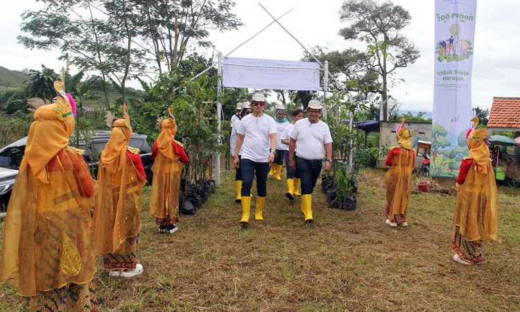 Mitra Tours and Travel Ajak Anak-anak Selamatkan Bumi Melalui Program Penanaman 100 Pohon untuk Sejuta Harapan