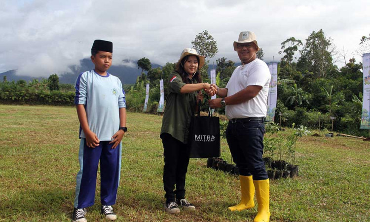 Mitra Tours and Travel Ajak Anak-anak Selamatkan Bumi Melalui Program Penanaman 100 Pohon untuk Sejuta Harapan