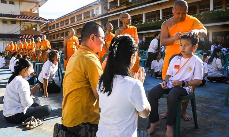 Ritual Potong Rambut Calon Bikkhu