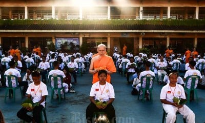 Ritual Potong Rambut Calon Bikkhu