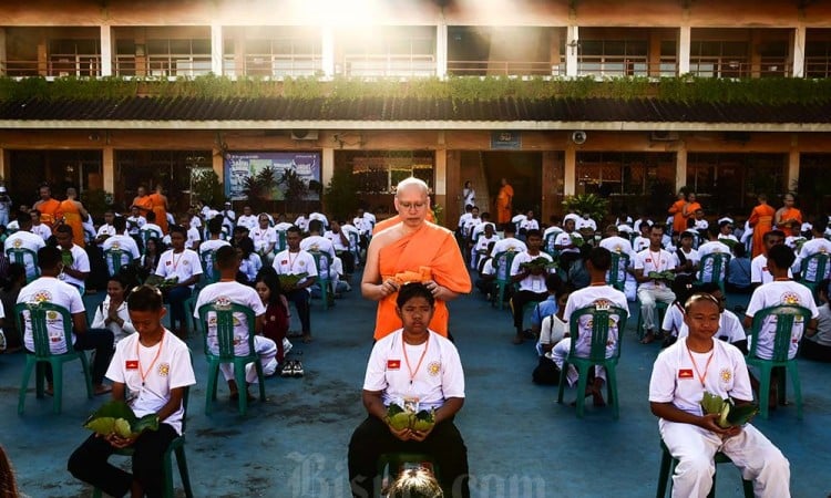 Ritual Potong Rambut Calon Bikkhu