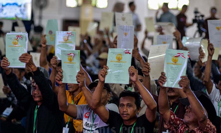 Kementerian ATR/BPN Serahkan 1.334 Sertifikat Hak Atas Tanah