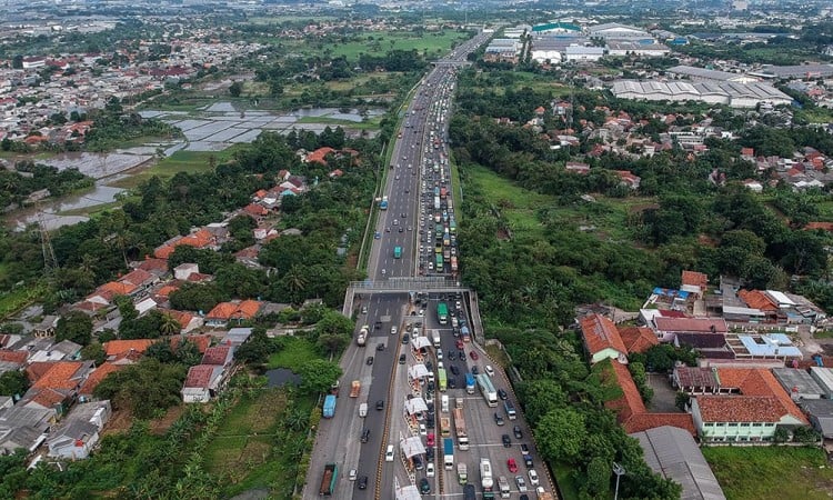 Arus Kendaraan Pada Libur Natal Di Tol Tangerang-Merak