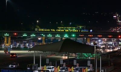 Arus Kendaraan Di Gerbang Tol Cikampek Utama