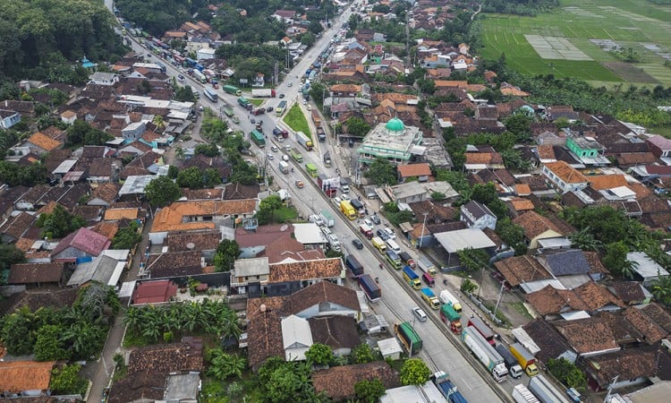 Kepadatan Truk Di Jalur Pantura