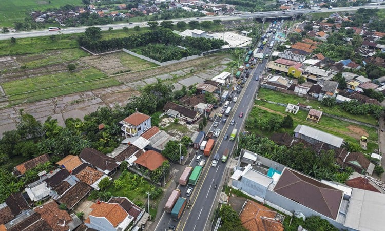 Kepadatan Truk Di Jalur Pantura