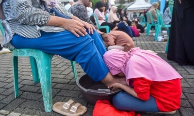 Aksi Cuci Kaki Ibu Massal Di Jakarta