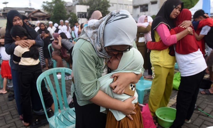 Aksi Cuci Kaki Ibu Massal Di Jakarta