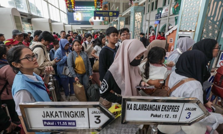 Kepadatan Penumpang Kereta Api Saat Libur Natal dan Tahun Baru