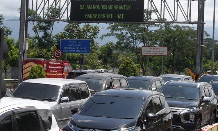 Kepadatan di Jalan Tol Malang-Pandaan Saat Libur Natal dan Tahun Baru