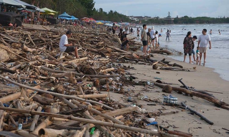 Sampah Berserakan di Pantai Kuta Bali