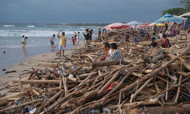 Sampah Berserakan di Pantai Kuta Bali