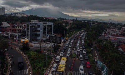 Wisatawan Padati Jalur Puncak Bogor Saat Natal