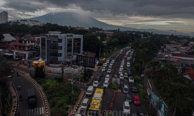 Wisatawan Padati Jalur Puncak Bogor Saat Natal