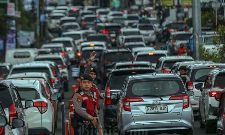 Wisatawan Padati Jalur Puncak Bogor Saat Natal