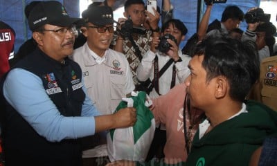 Mensos Syaifullah Yusuf Kunjungi Korban Banjir Makassar