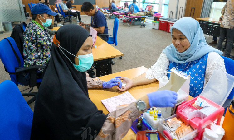 Bisnis Indonesia Bersama PMI Gelar Donor Darah Untuk Karyawan