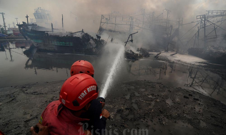 Kebakaran Perahu Nelayan di Pelabuhan Tegal