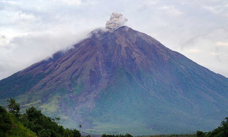 Gunung Semeru Kembali Erupsi Dengan Semburkan Asap Vulkanis