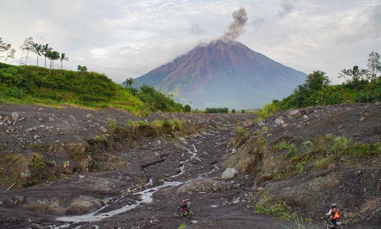 Gunung Semeru Kembali Erupsi Dengan Semburkan Asap Vulkanis