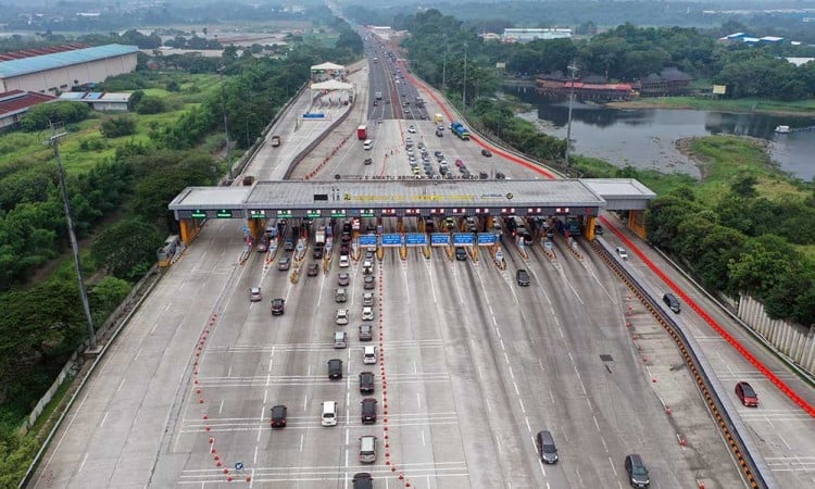 H-4 Libur Tahun Baru, Gerbang Tol Cikampek Utama Terpantau Ramai Lancar