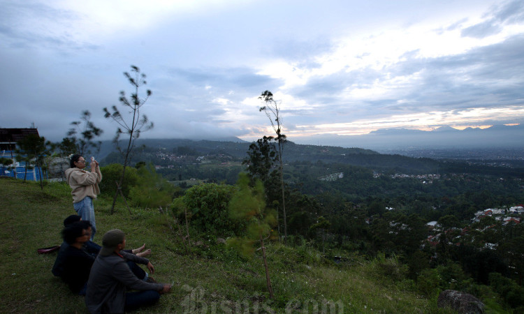 Wisata Menyaksikan Matahari Terbit Pertama Awal Tahun di Puncak Gunung Batu Lembang